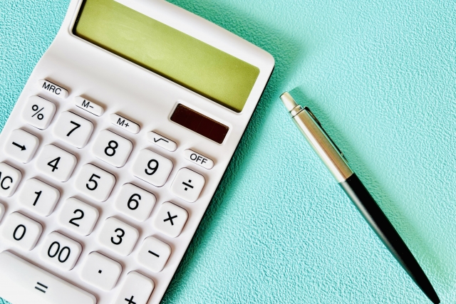 計算機とボールペン