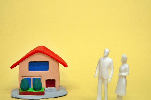 家を夫婦が見つめている